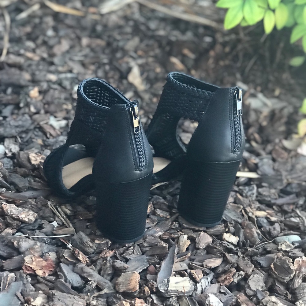 Black laser cutout booties w braided detail - Picture 4 of 7